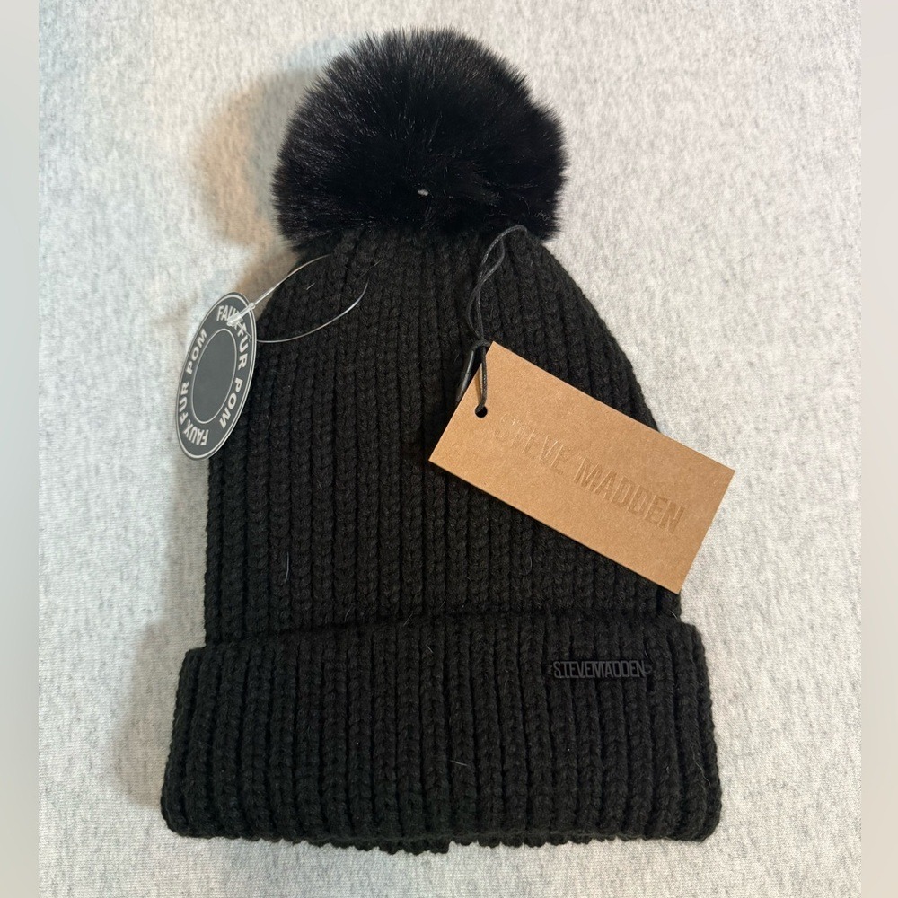 Steve Madden Black Knit Beanie with Faux Fur Pom-Pom 🖤🧢